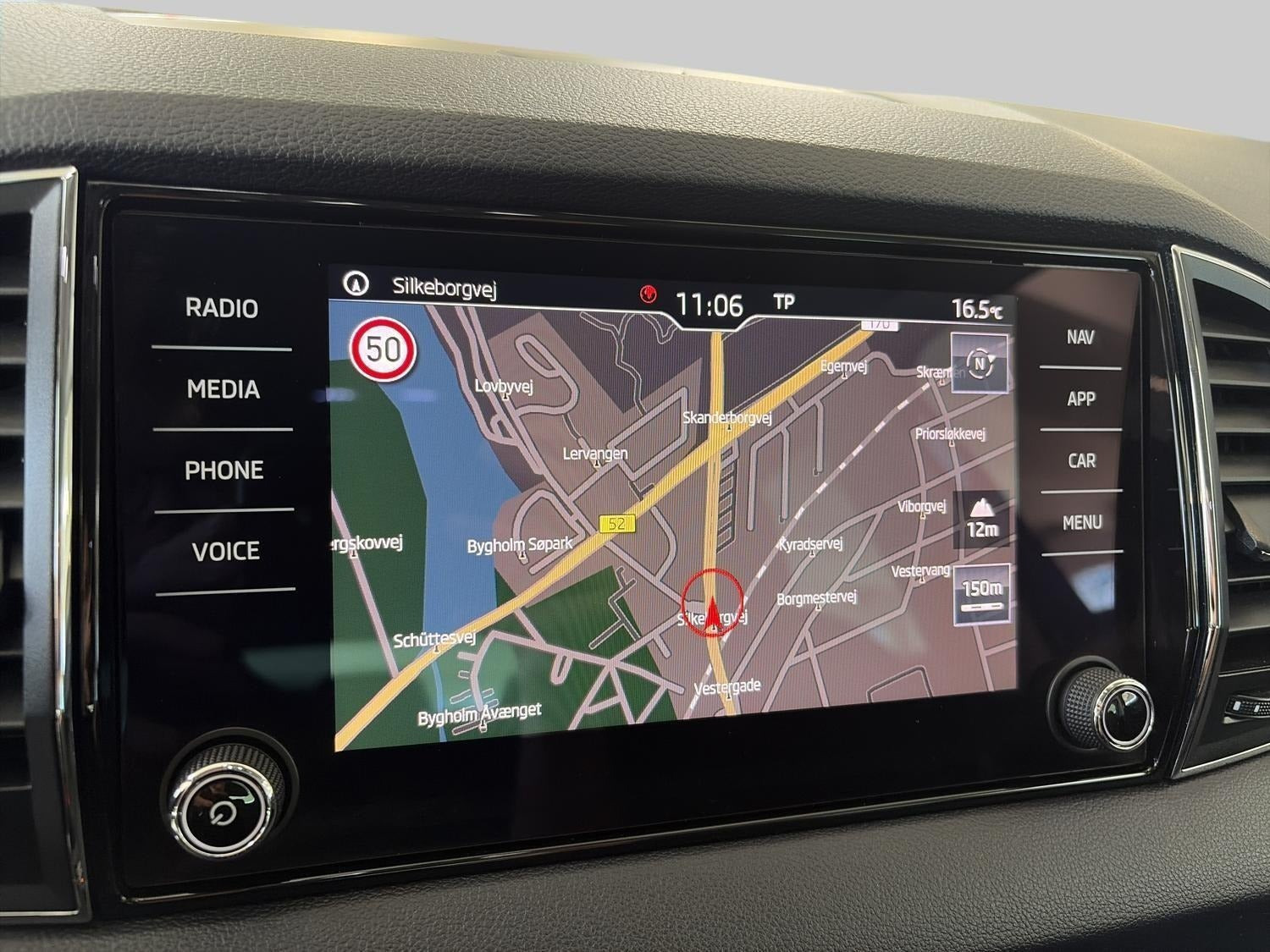 Sort Skoda Karoq fra 2019