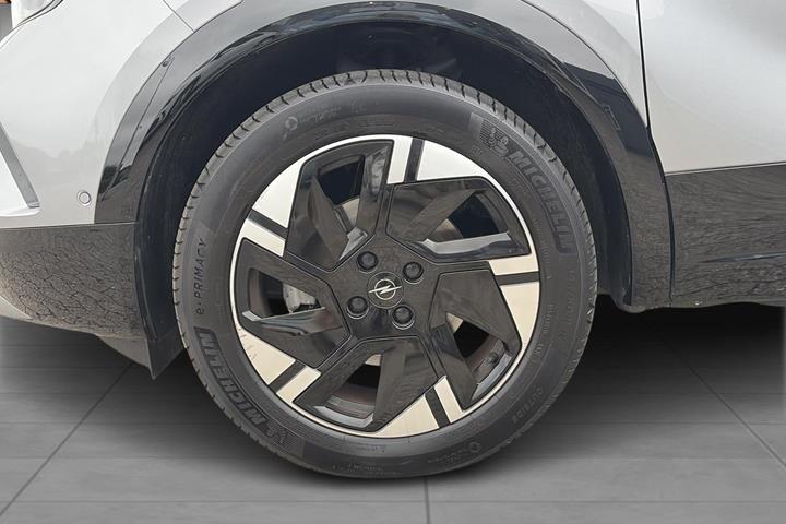 Grå Opel Mokka-e fra 2025