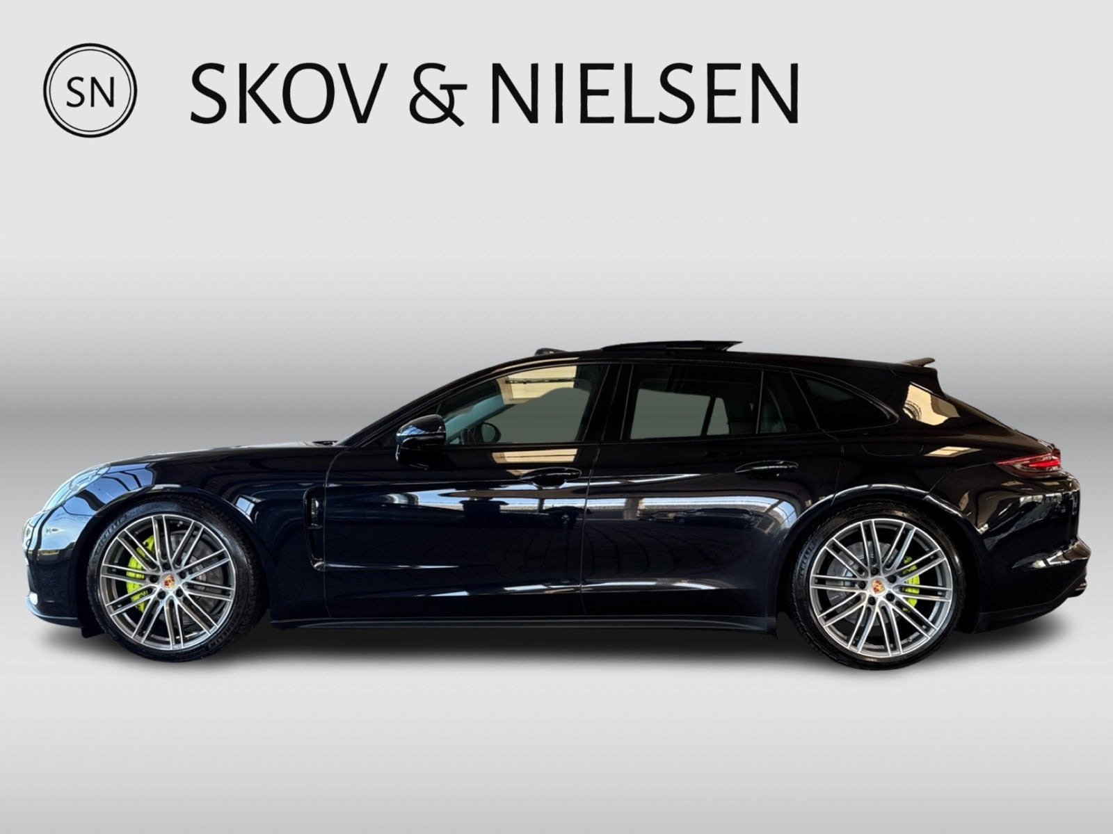 Sort Porsche Panamera 4 fra 2019