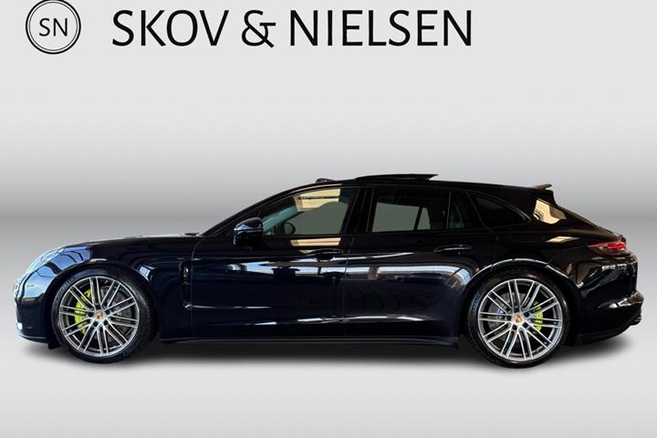 Sort Porsche Panamera 4 fra 2019