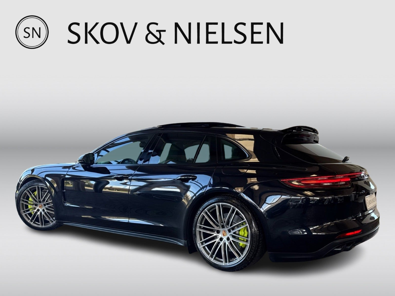 Sort Porsche Panamera 4 fra 2019