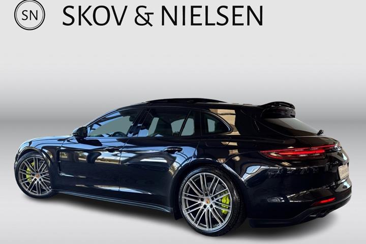 Sort Porsche Panamera 4 fra 2019