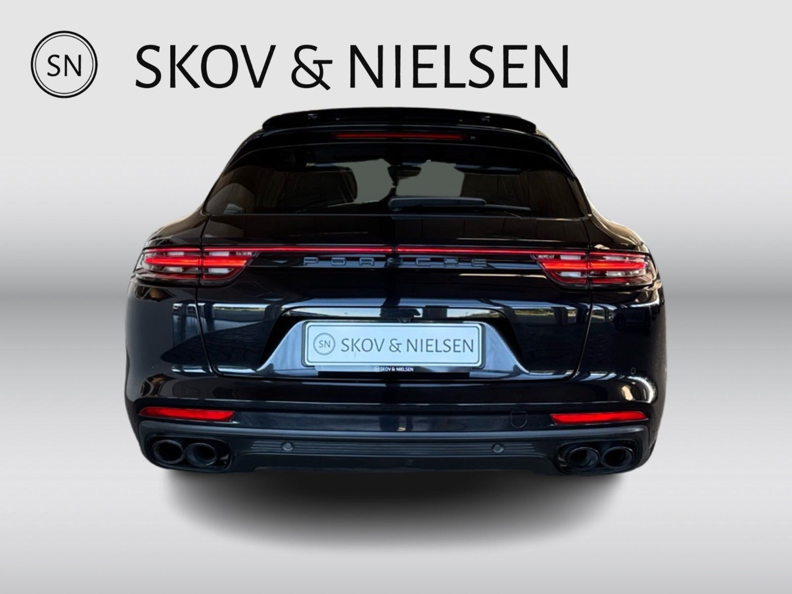 Sort Porsche Panamera 4 fra 2019