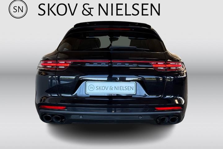Sort Porsche Panamera 4 fra 2019