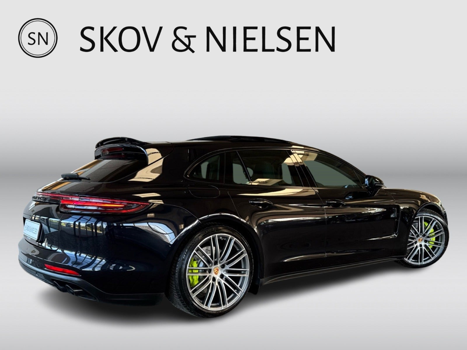 Sort Porsche Panamera 4 fra 2019
