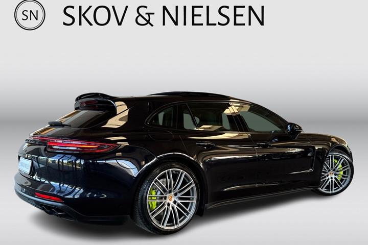 Sort Porsche Panamera 4 fra 2019