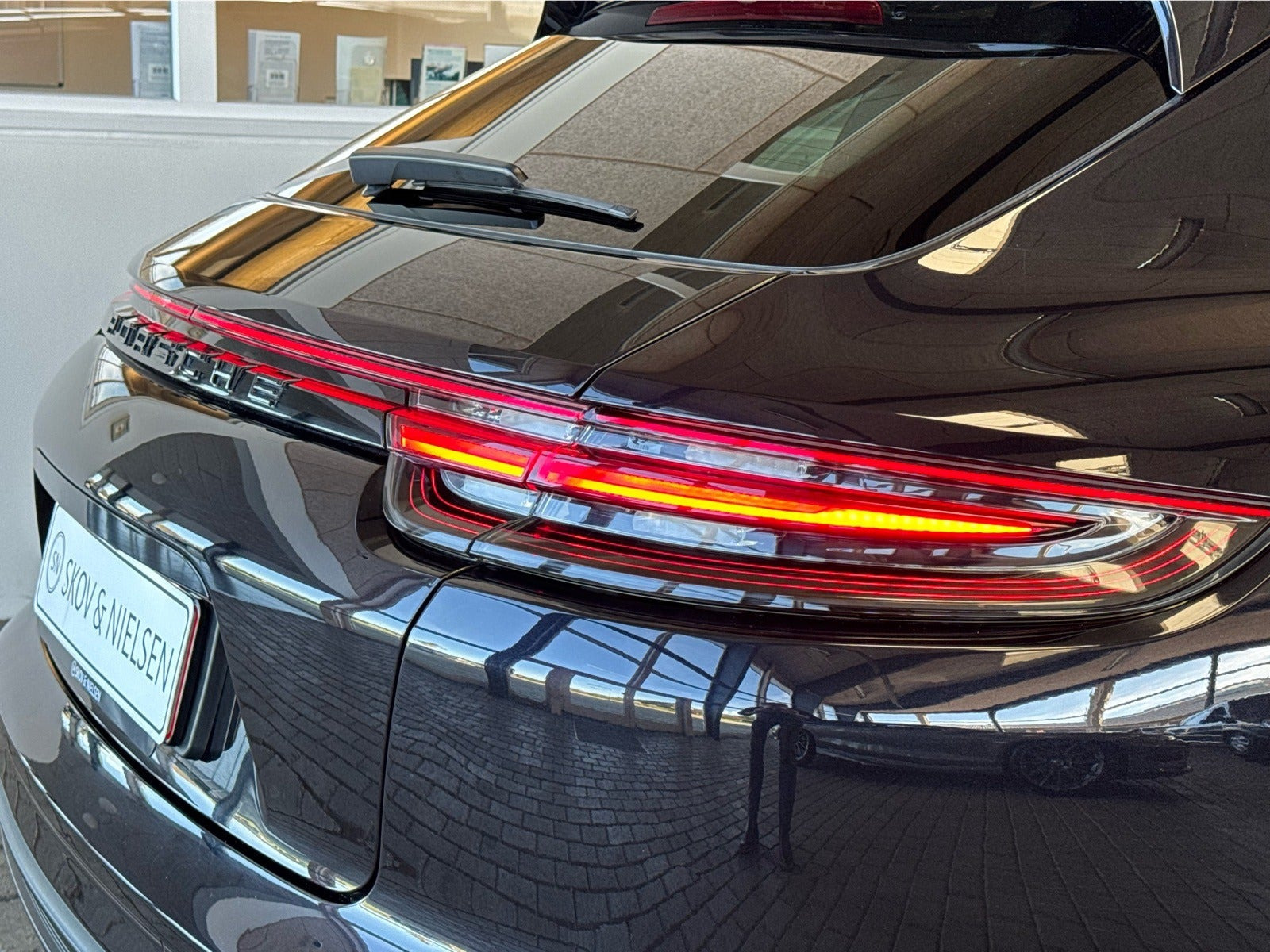 Sort Porsche Panamera 4 fra 2019
