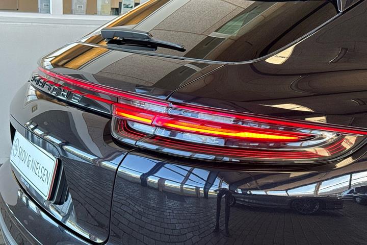 Sort Porsche Panamera 4 fra 2019