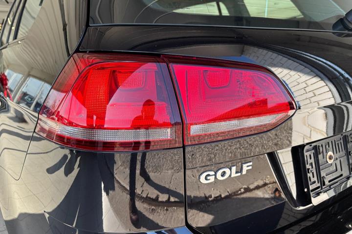 Sort VW Golf VII fra 2017