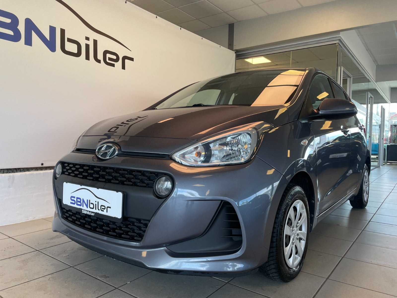 Grå Hyundai i10 fra 2018