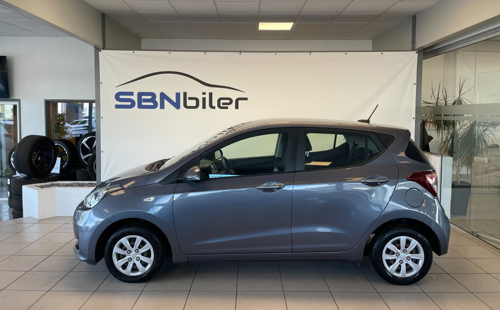 Grå Hyundai i10 fra 2018