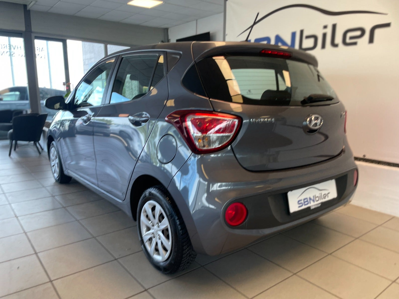 Grå Hyundai i10 fra 2018