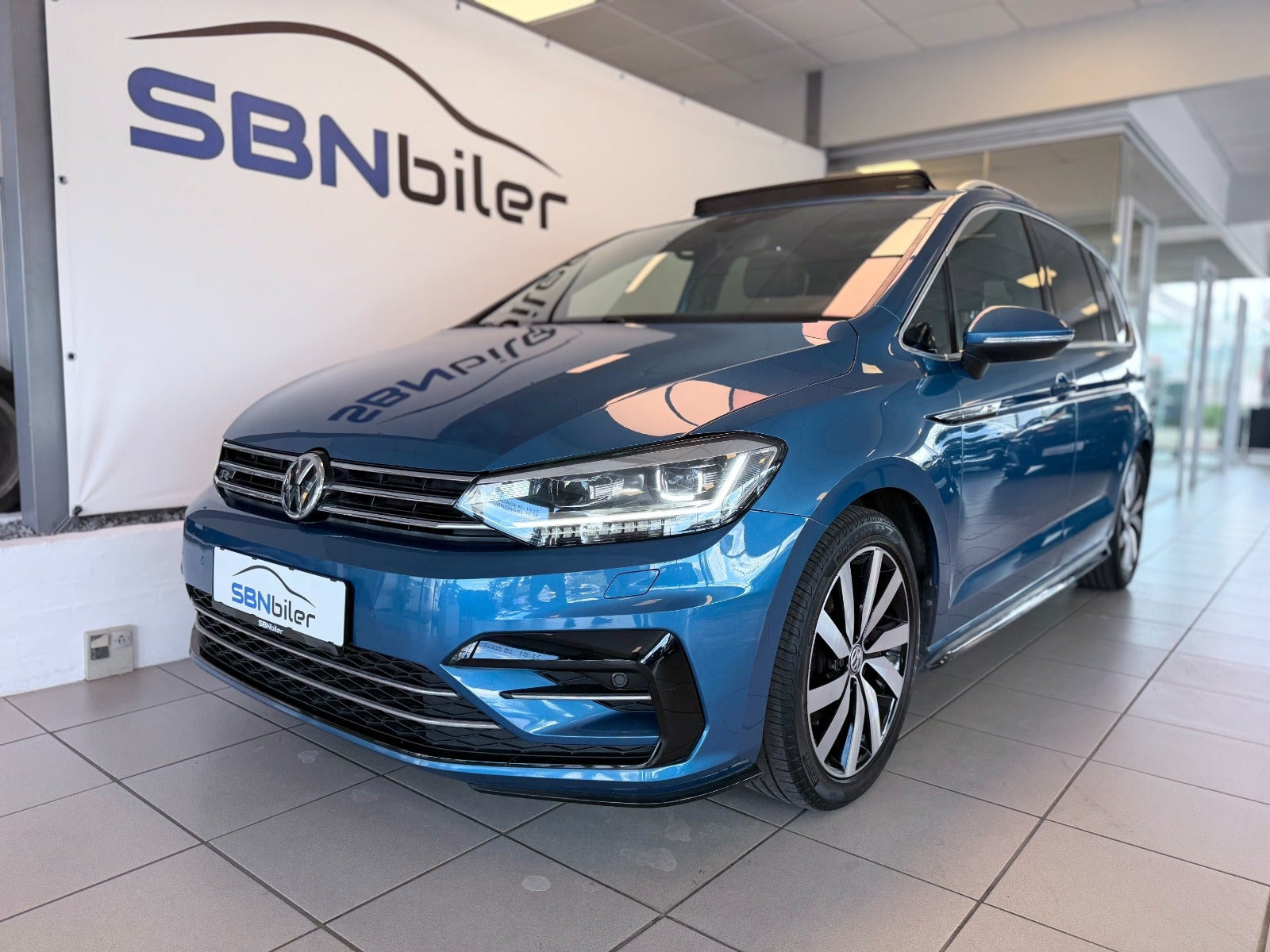 Blå VW Touran fra 2019