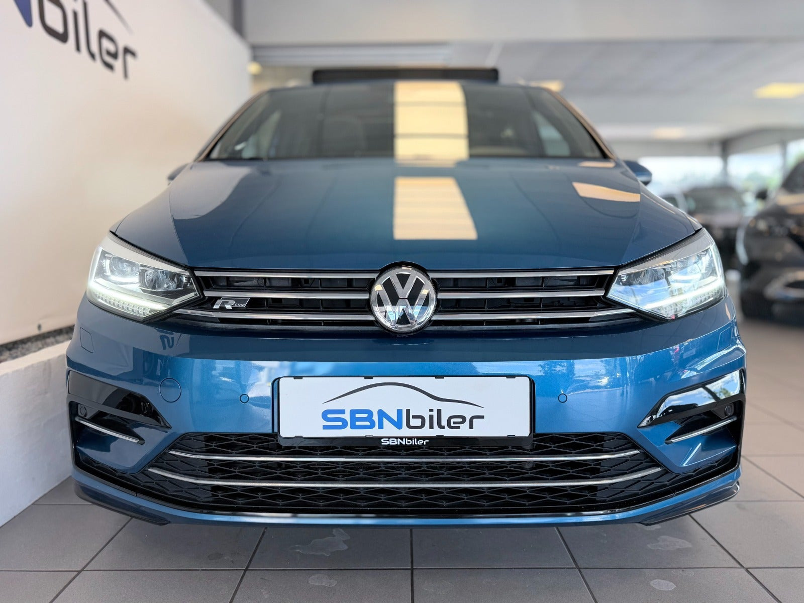Blå VW Touran fra 2019