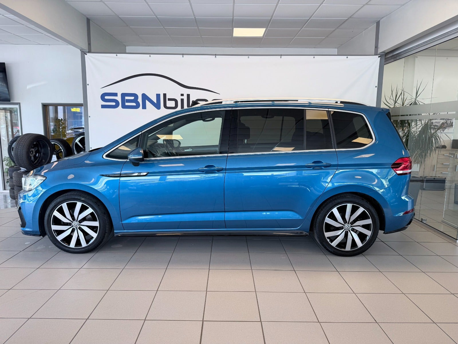 Blå VW Touran fra 2019