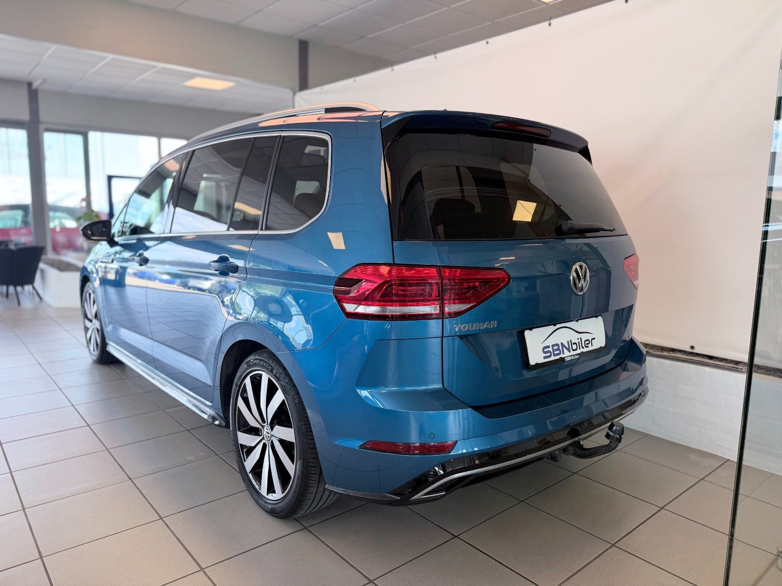 Blå VW Touran fra 2019