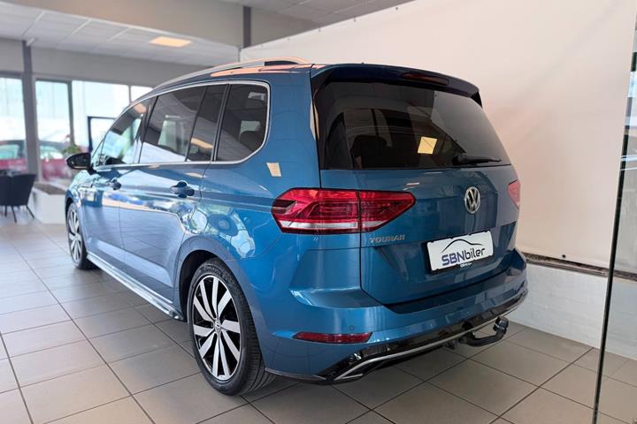 Blå VW Touran fra 2019