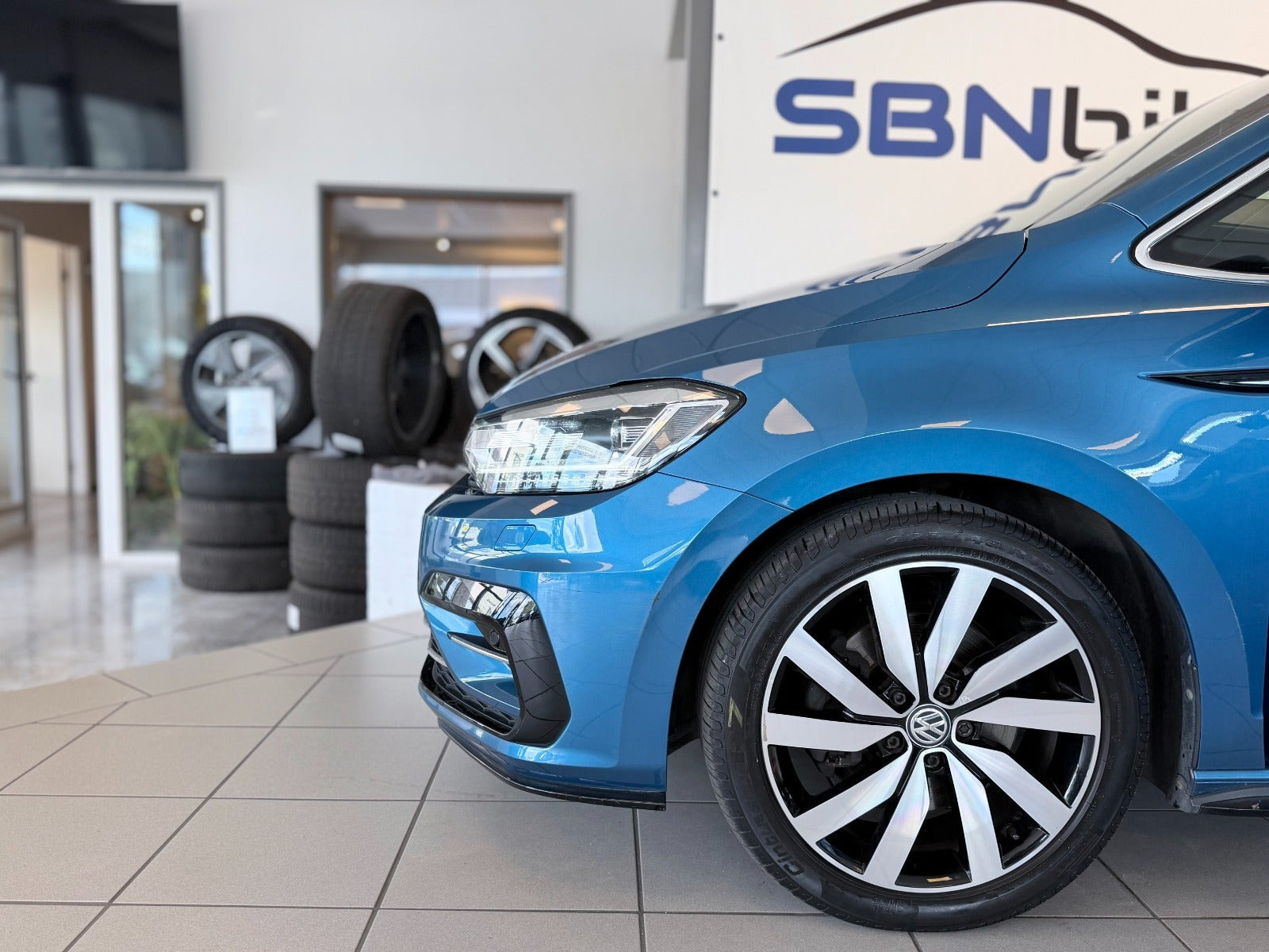 Blå VW Touran fra 2019