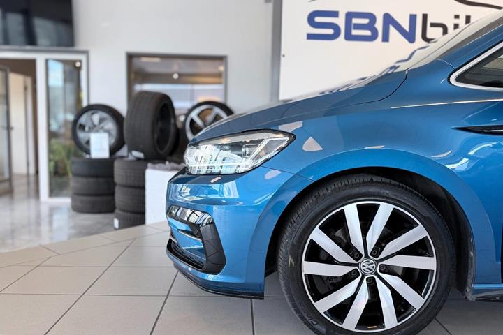 Blå VW Touran fra 2019