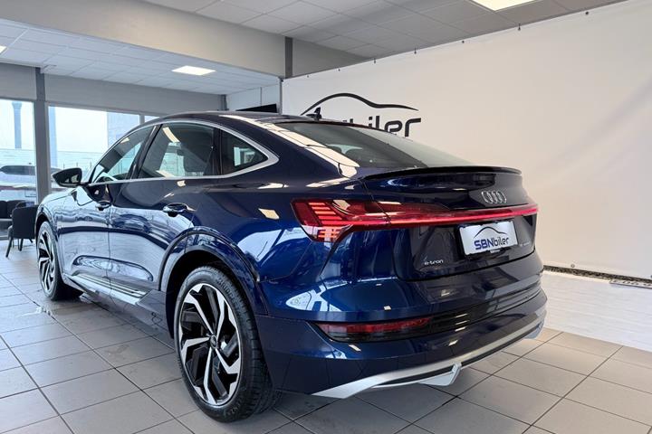 Blå Audi e-tron fra 2022