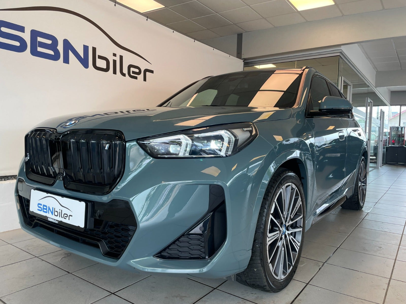 Grøn BMW iX1 fra 2024