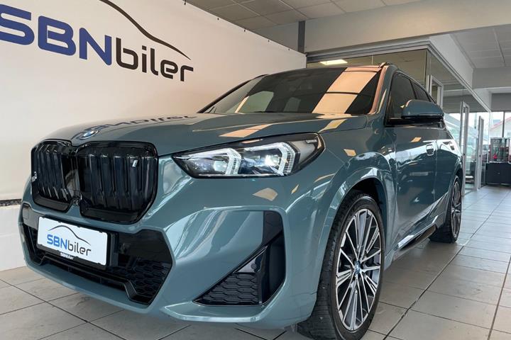 Grøn BMW iX1 fra 2024