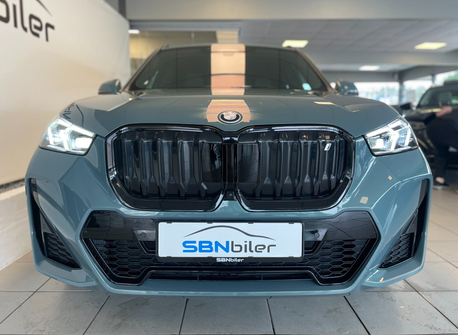 Grøn BMW iX1 fra 2024