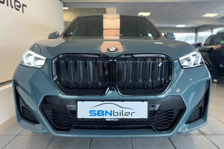 Grøn BMW iX1 fra 2024