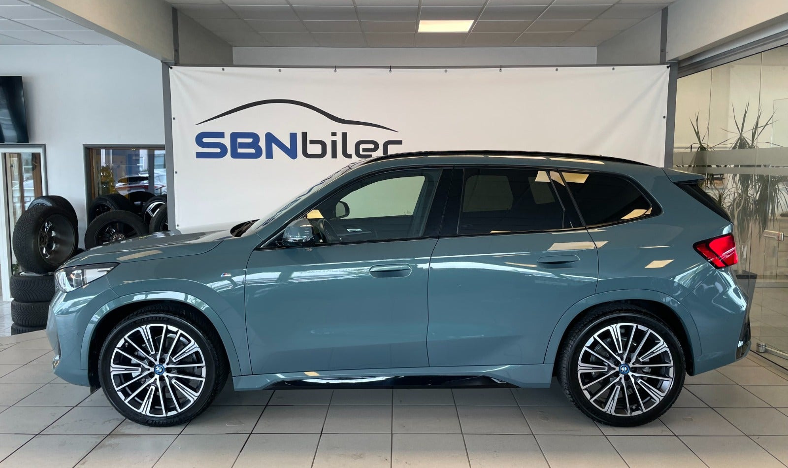 Grøn BMW iX1 fra 2024
