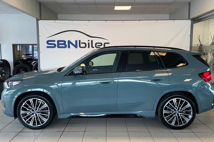 Grøn BMW iX1 fra 2024