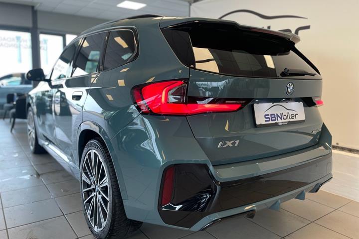 Grøn BMW iX1 fra 2024
