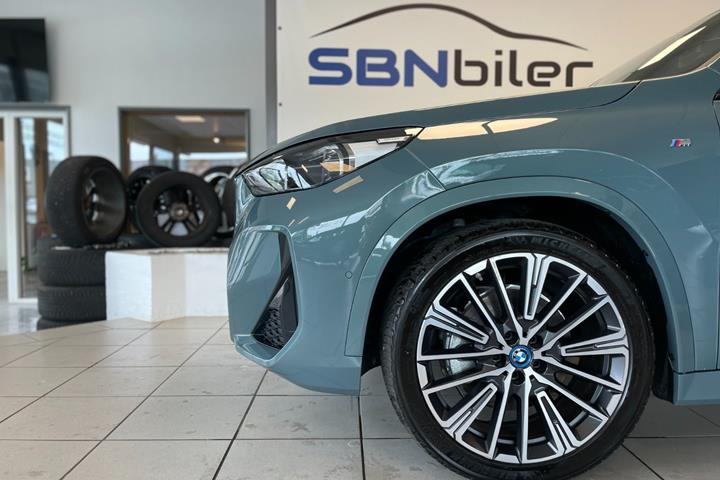 Grøn BMW iX1 fra 2024