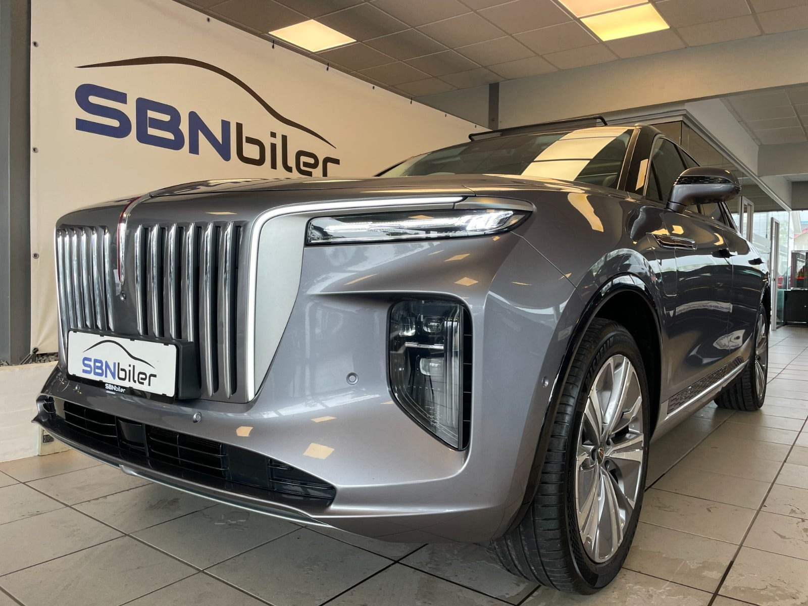 Grå Hongqi E-HS9 fra 2025