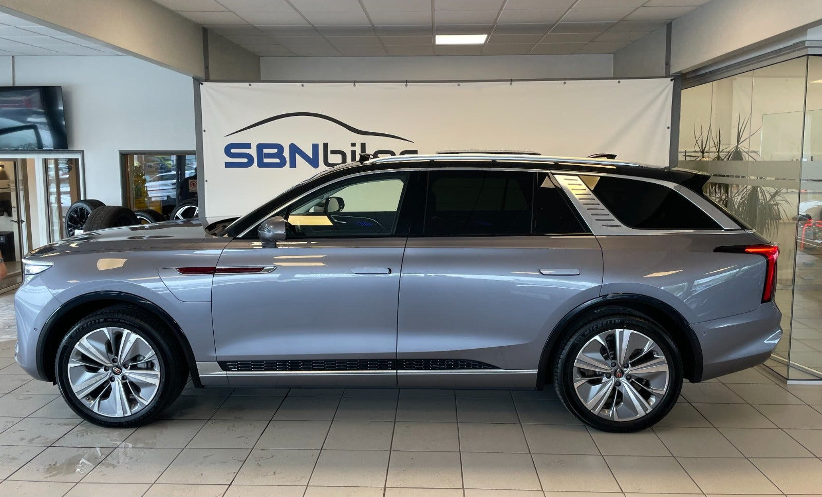 Grå Hongqi E-HS9 fra 2025