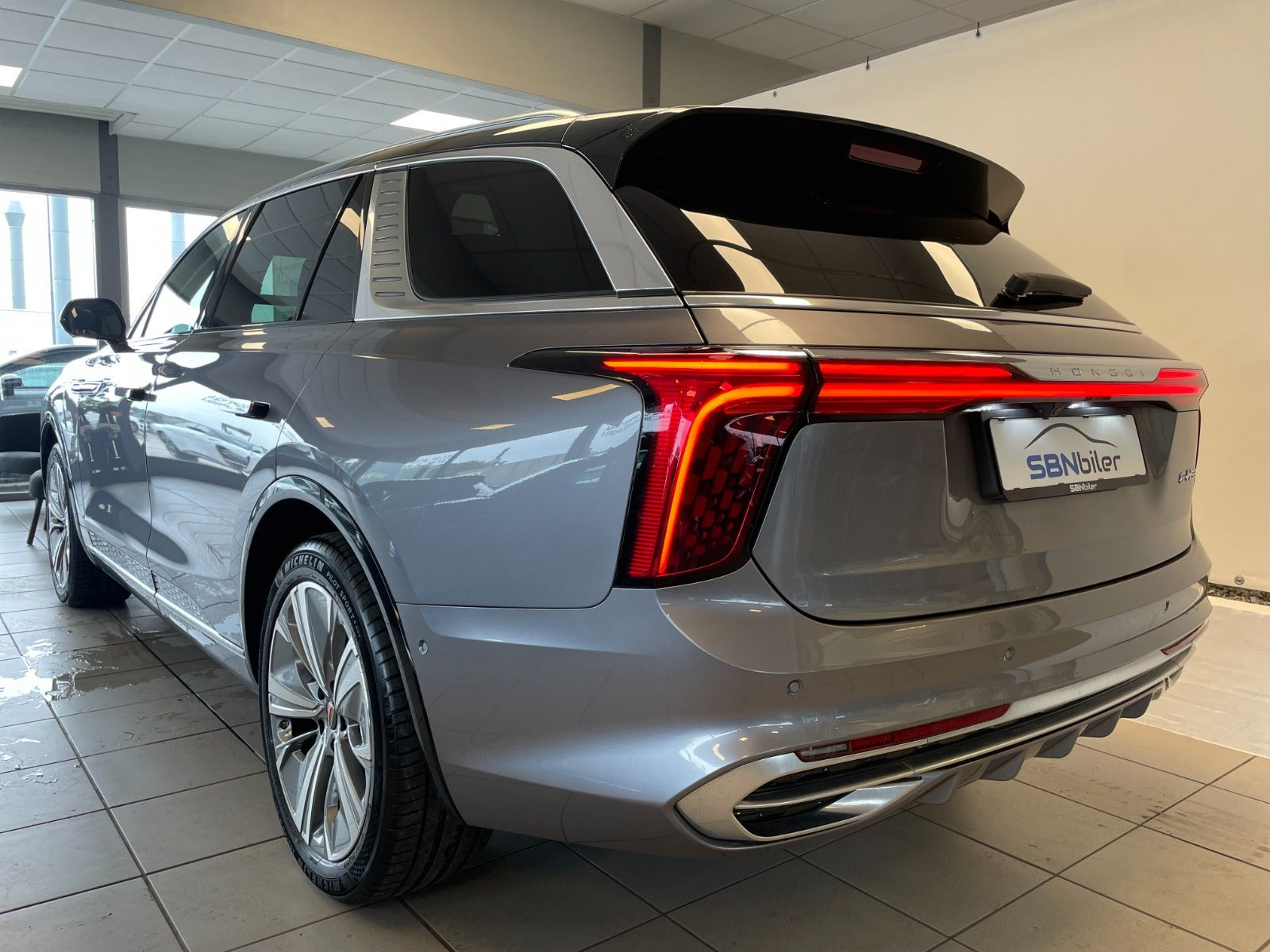 Grå Hongqi E-HS9 fra 2025
