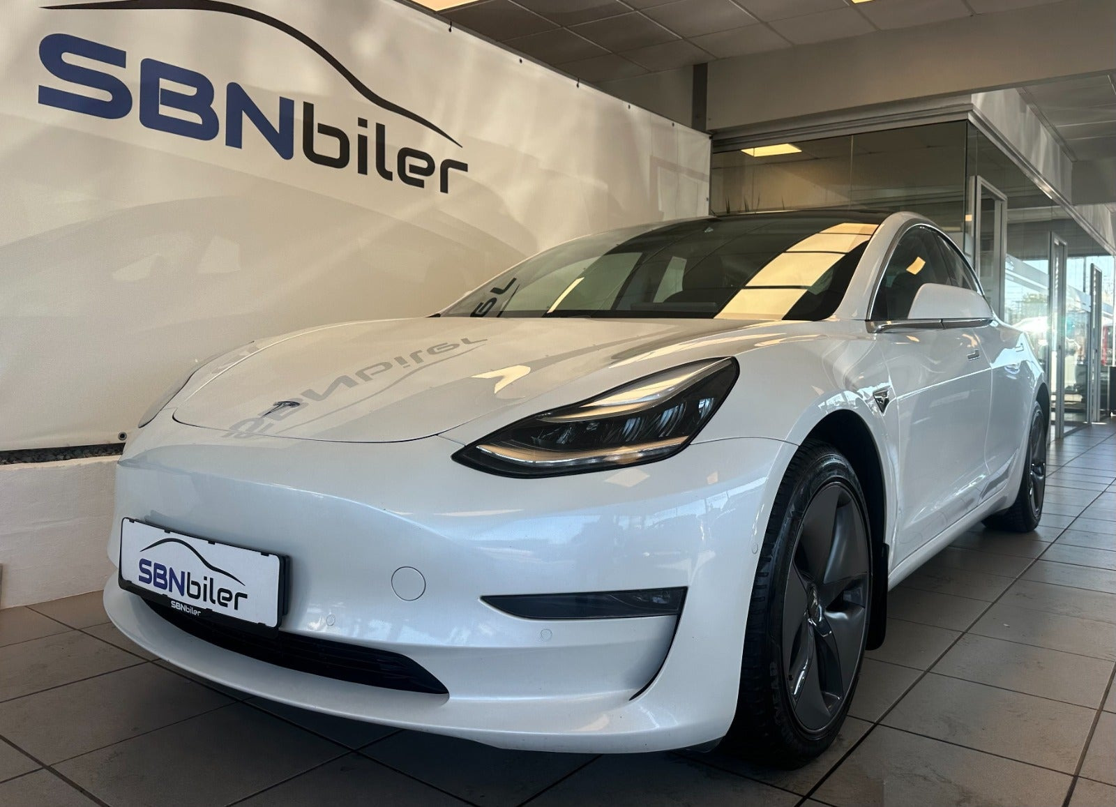 Hvid Tesla Model 3 fra 2021
