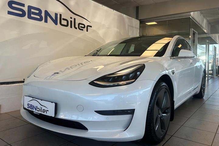 Hvid Tesla Model 3 fra 2021
