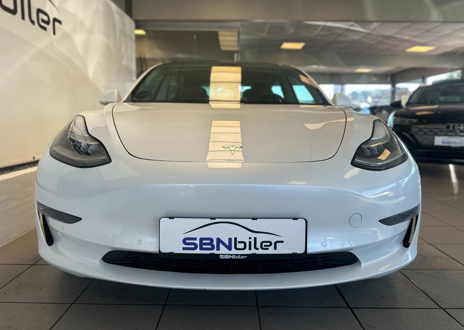 Hvid Tesla Model 3 fra 2021