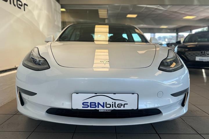 Hvid Tesla Model 3 fra 2021