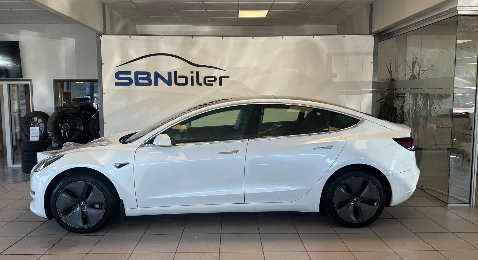 Hvid Tesla Model 3 fra 2021