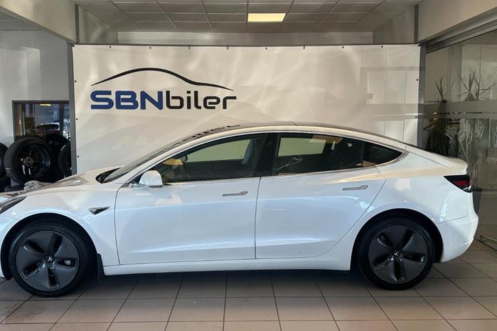 Hvid Tesla Model 3 fra 2021