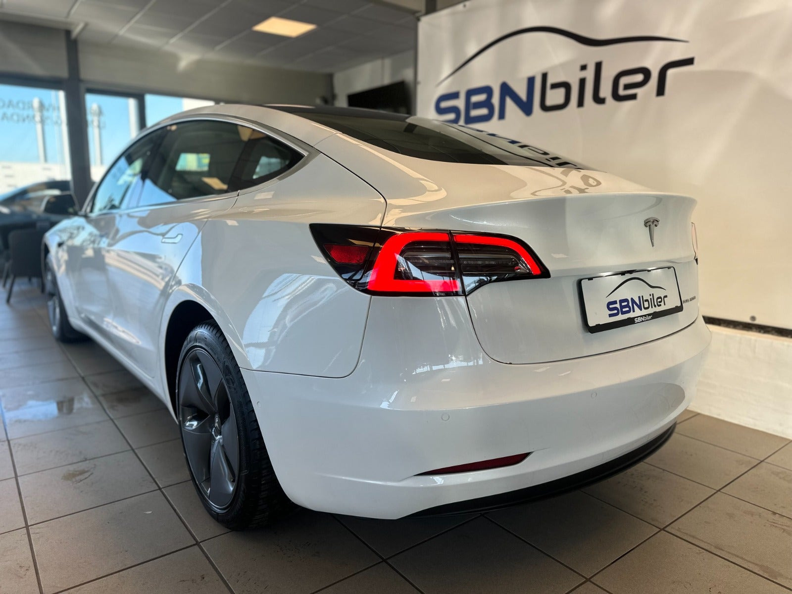 Hvid Tesla Model 3 fra 2021