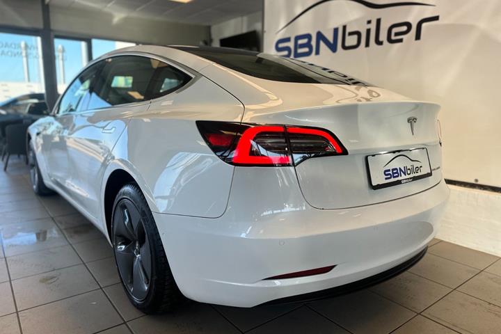 Hvid Tesla Model 3 fra 2021