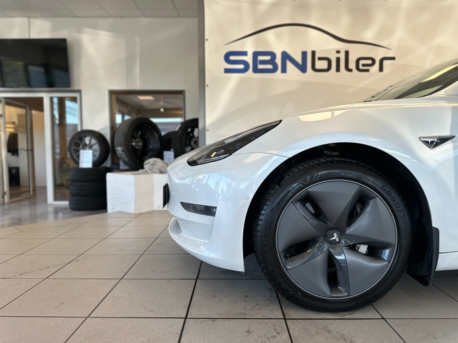 Hvid Tesla Model 3 fra 2021