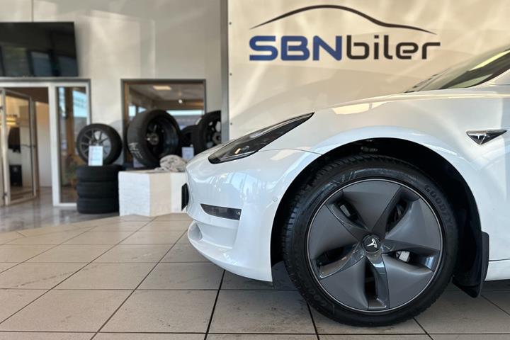 Hvid Tesla Model 3 fra 2021