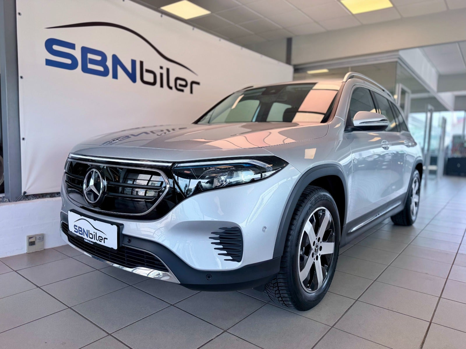 Sølv Mercedes EQB250+ fra 2023