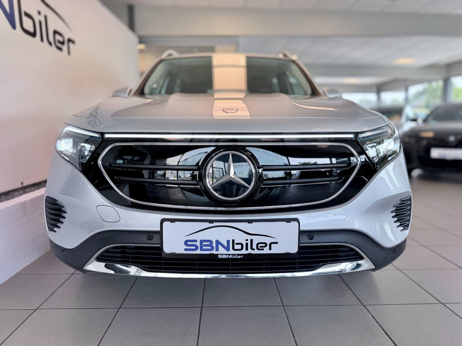 Sølv Mercedes EQB250+ fra 2023