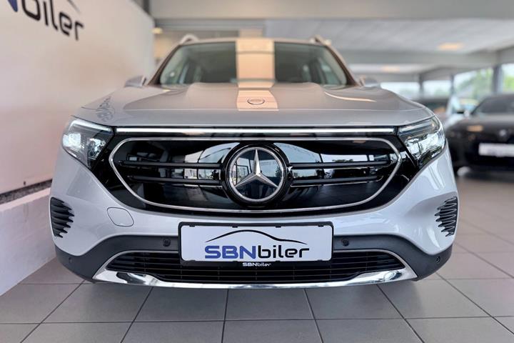 Sølv Mercedes EQB250+ fra 2023
