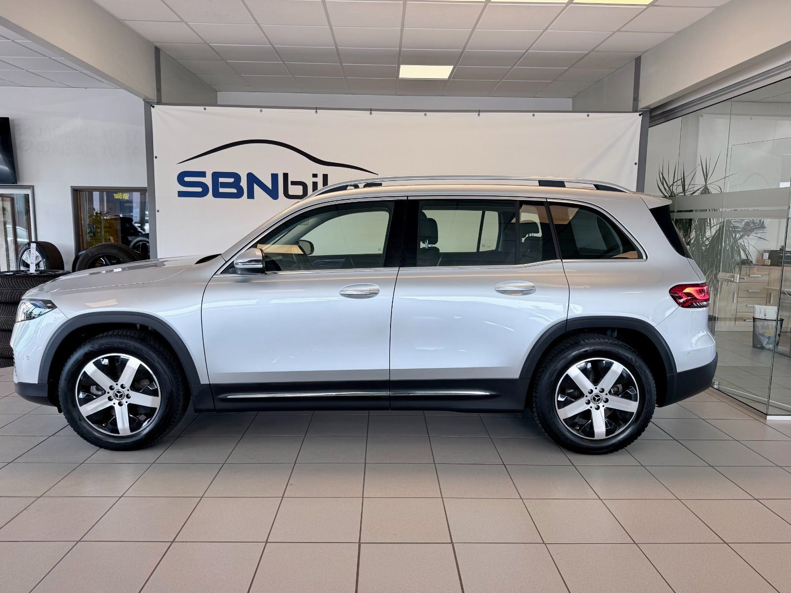 Sølv Mercedes EQB250+ fra 2023