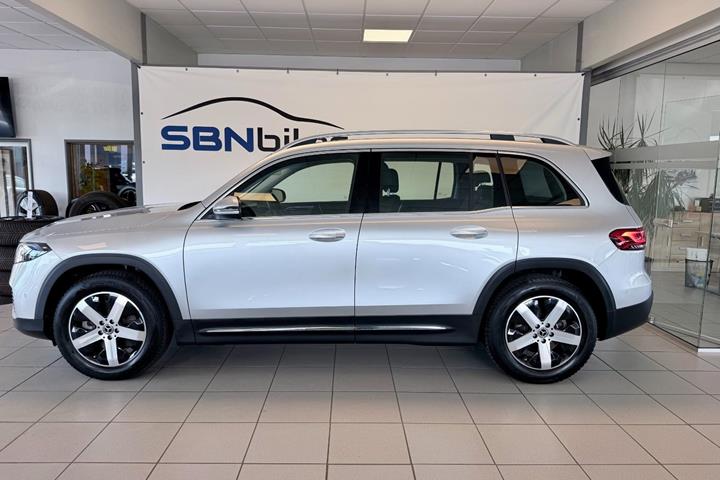 Sølv Mercedes EQB250+ fra 2023